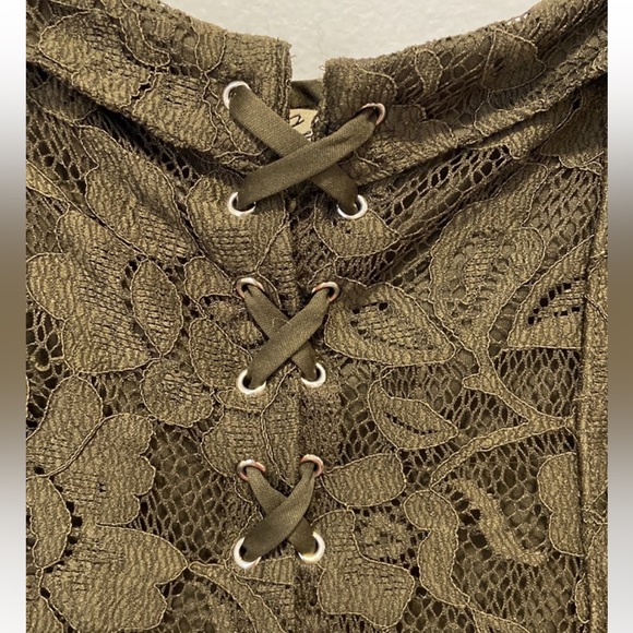 EXPRESS One Eleven Lace Camisole Top - Picture 4 of 5